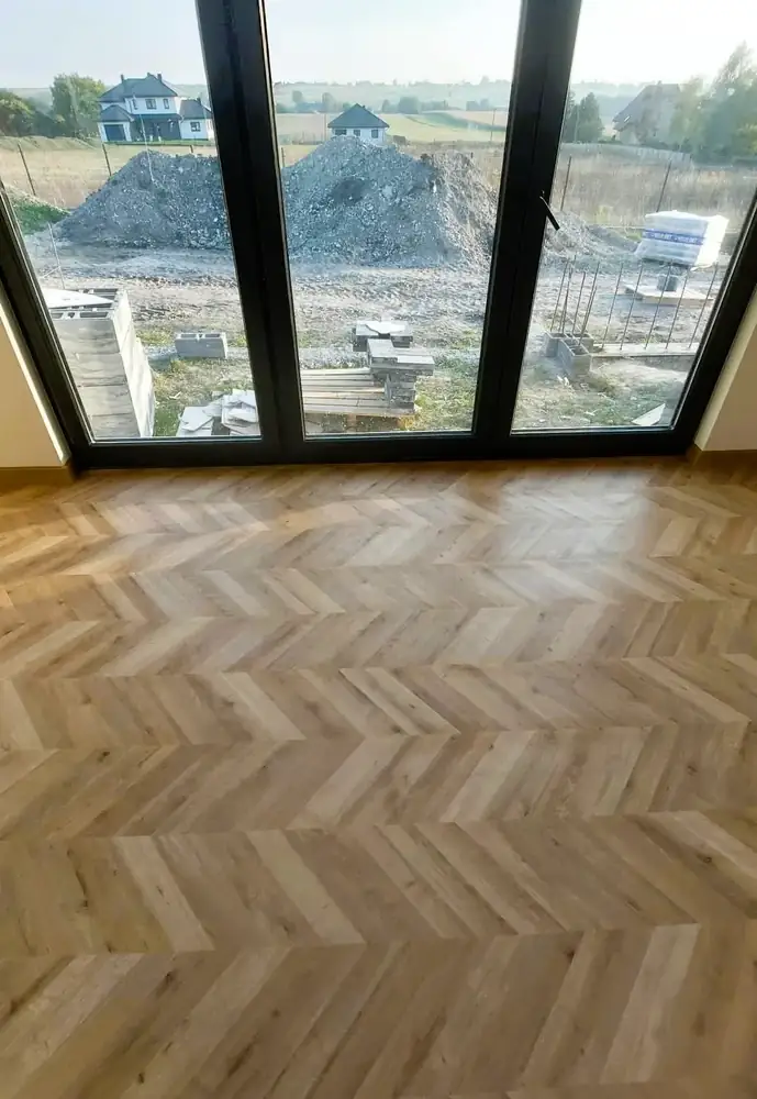 Jodełka francuska Finfloor Supreme Espiga Dijon ułożona w salonie z przeszklonymi drzwiami