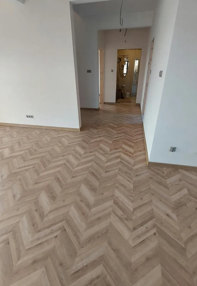 Jodełka francuska w otwartej przestrzeni nowego domu