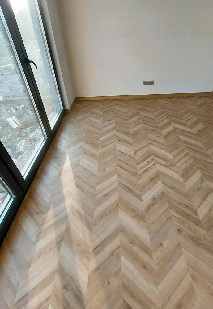 Jodełka francuska w salonie przy przeszklonej ścianie