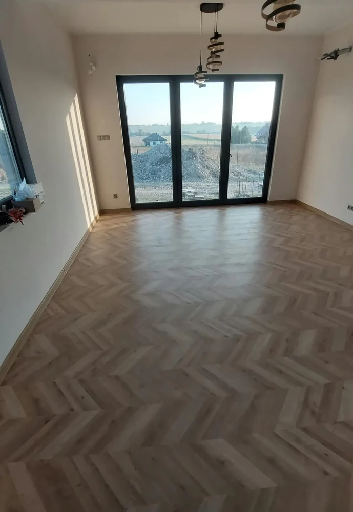 Jodełka francuska ułożona przez ekipę 4House w nowym domu – panele z montażem Sosnowiec
