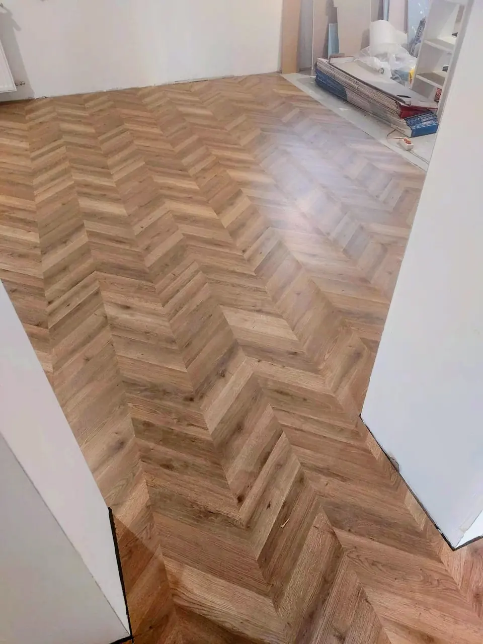 Jodełka francuska ułożona w przedpokoju przez ekipę 4House
