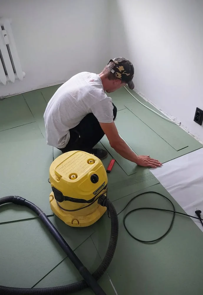 Montażysta 4House przygotowuje podłoże i rozkłada podkład pod panele
