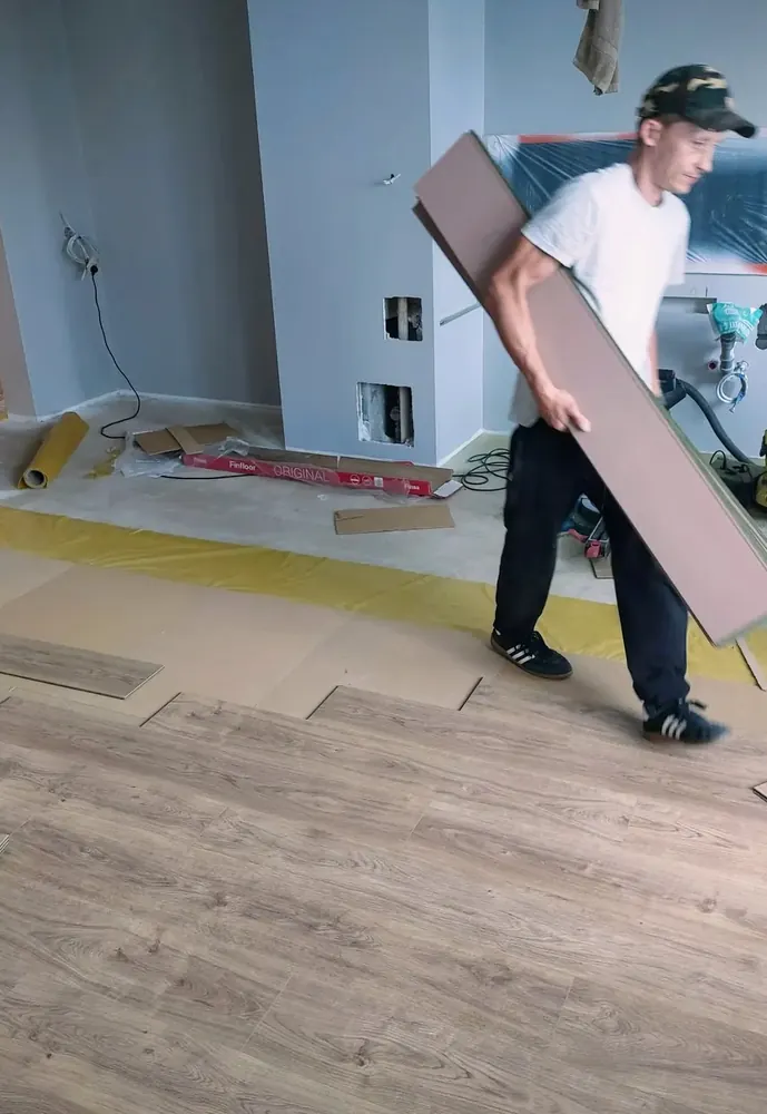 Montażysta 4House układa panele laminowane w mieszkaniu