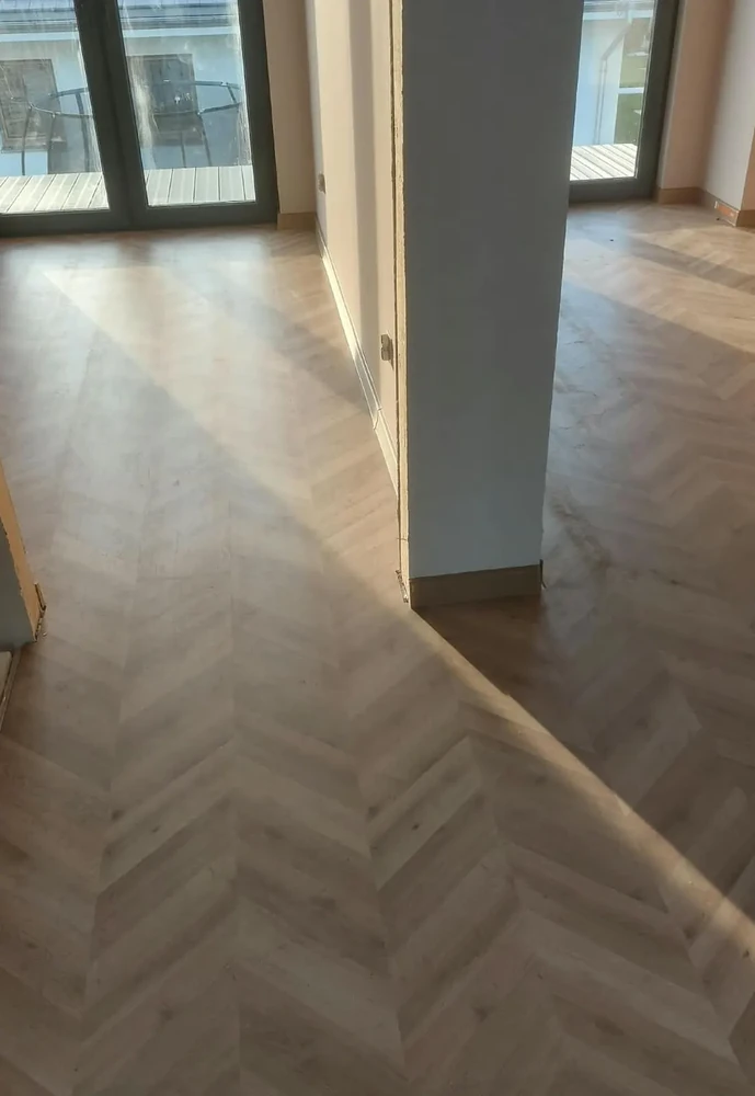 Jodełka ułożona w korytarzu domu jednorodzinnego