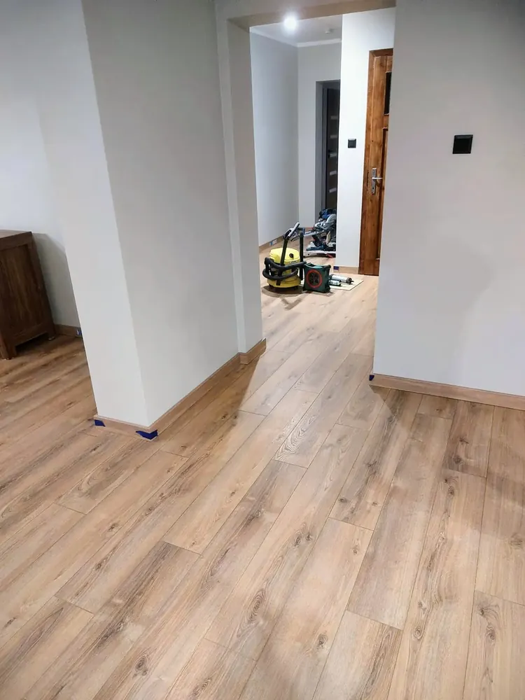 Panele laminowane Vox Querra w salonie po montażu