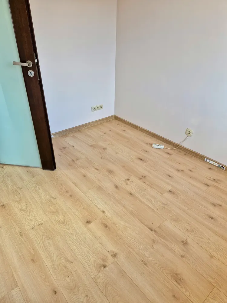 Panele laminowane w odcieniu dębu w jasnym pokoju