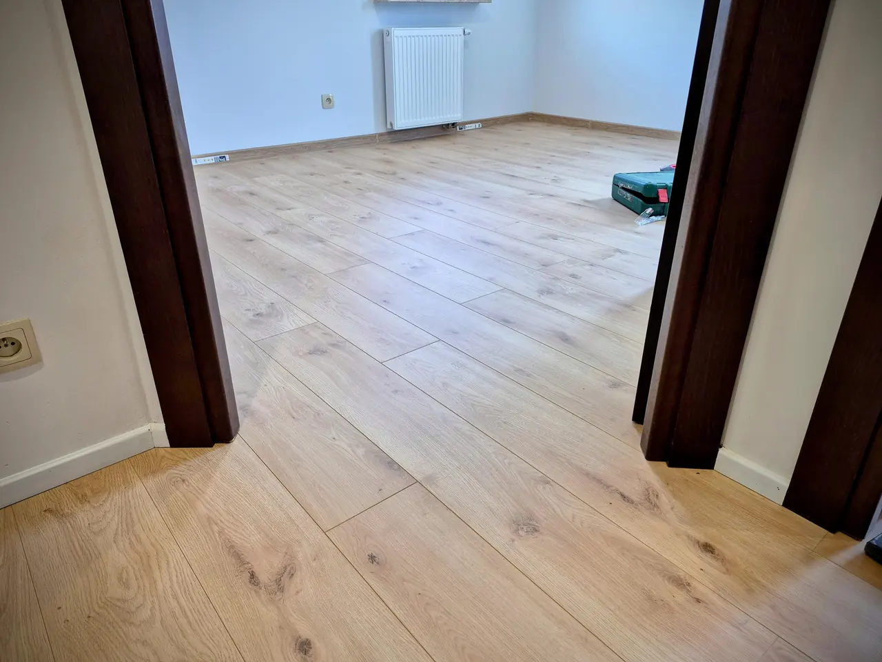 Jasne panele laminowane w pokoju po montażu