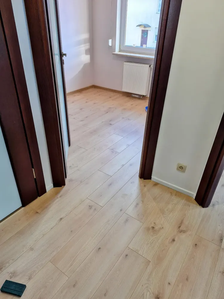 Jasne panele laminowane po montażu w mieszkaniu w Sosnowcu