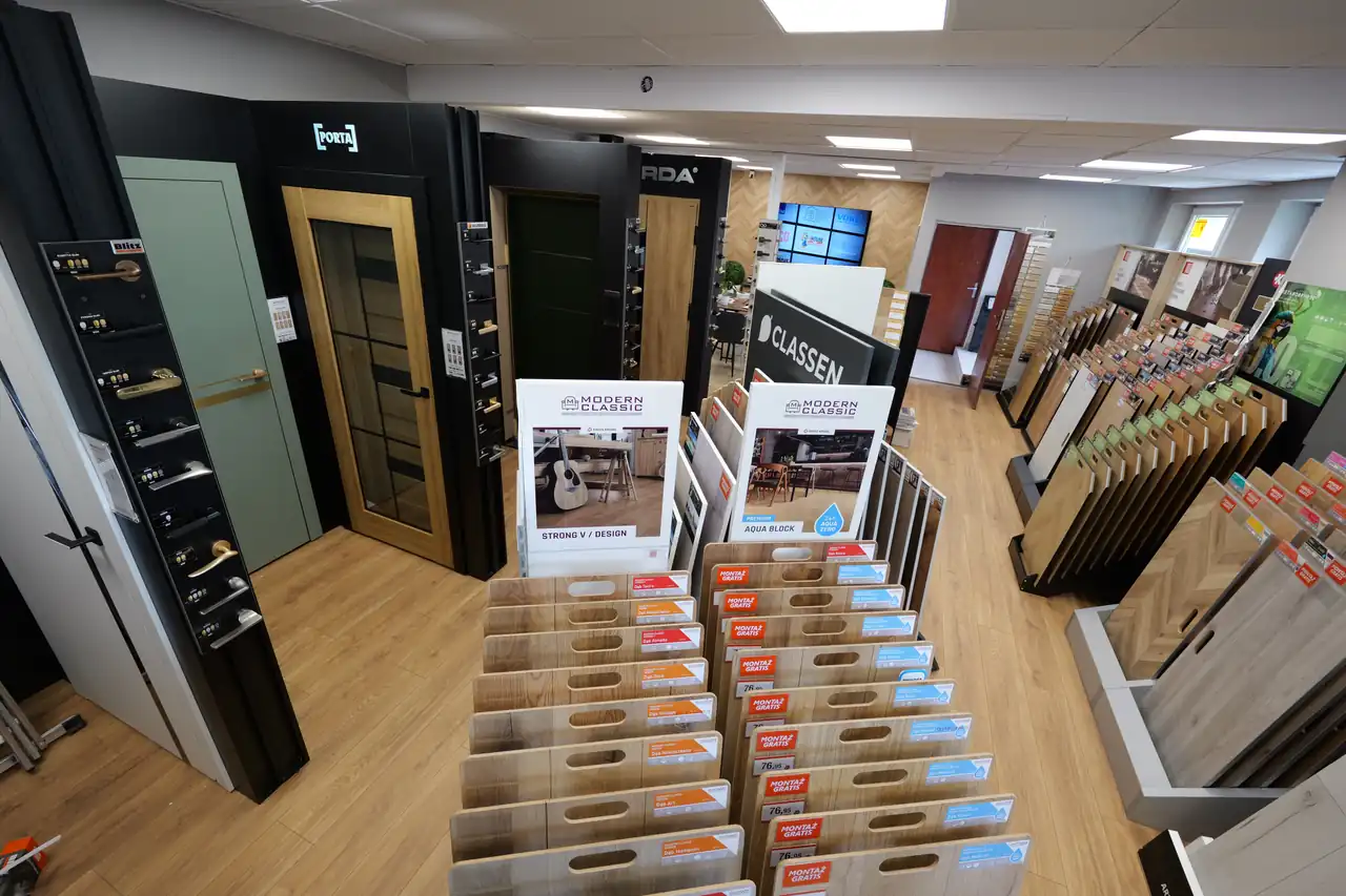 Ekspozycja podłóg i drzwi w salonie 4House przy ul. Plonów 21